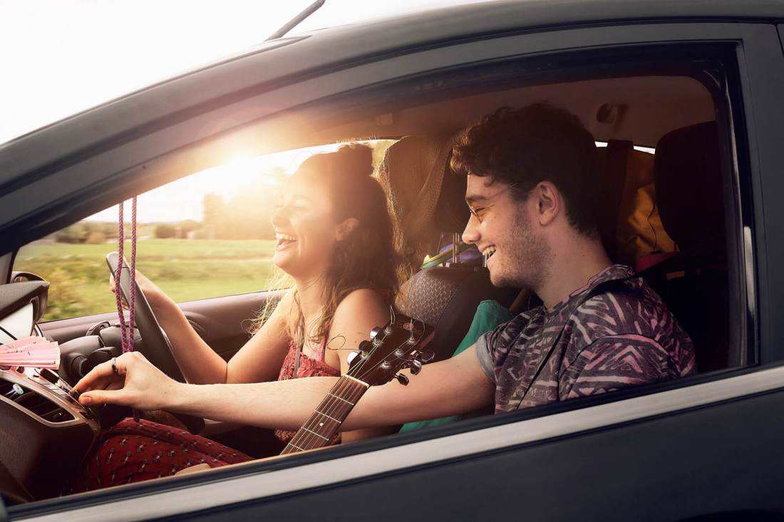 PHOTOGRAPHY-Young-friends-Car-Radio-1